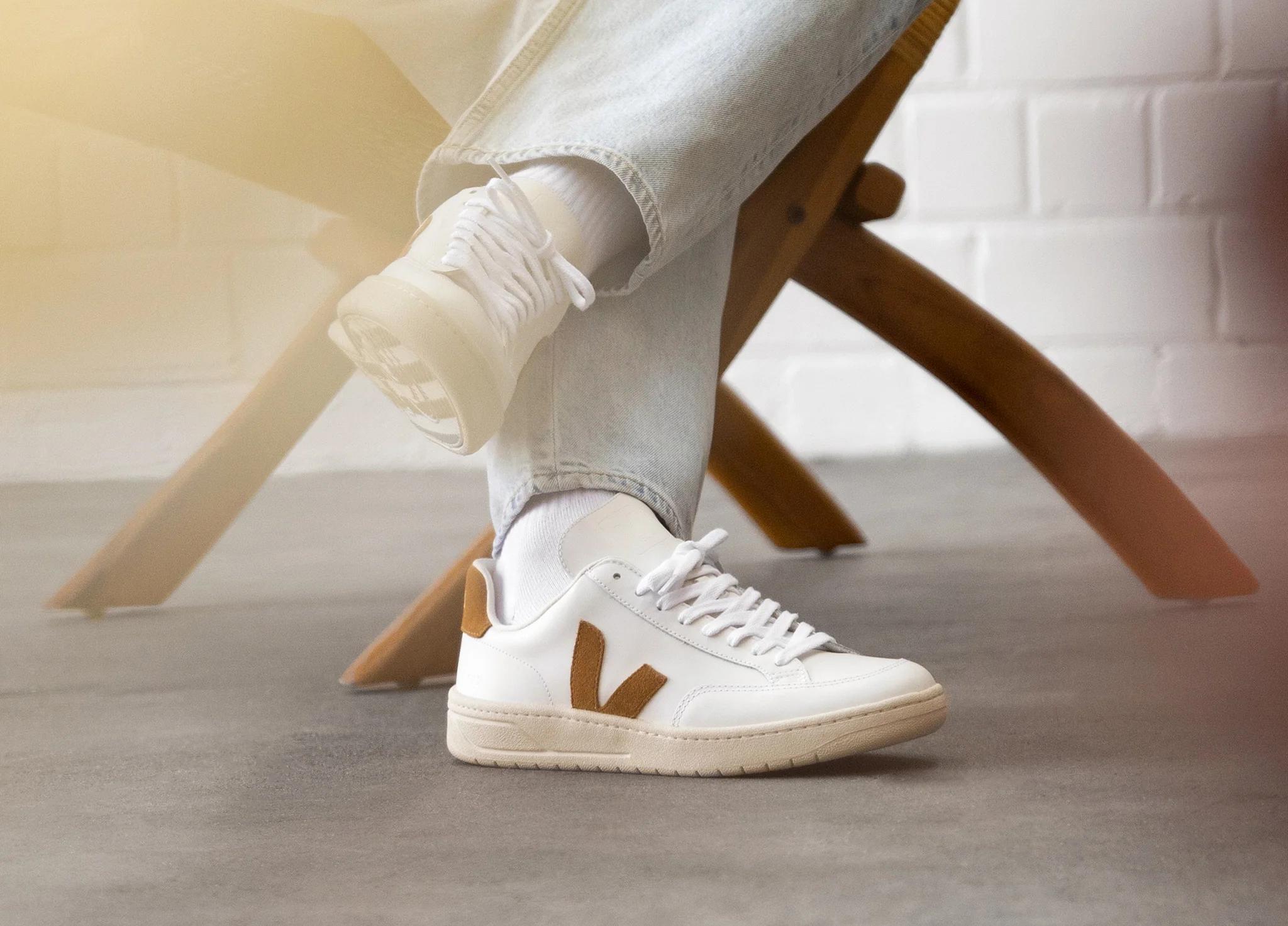 Veja V-12 Leather - Image 8
