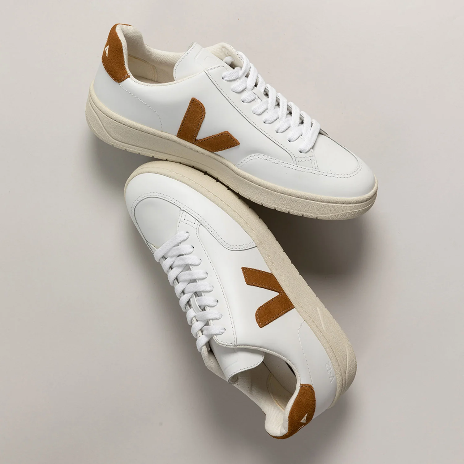 Veja V-12 Leather - Image 9